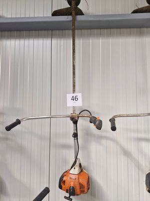 il y a beaucoup d'outils accrochés au mur dans la pièce