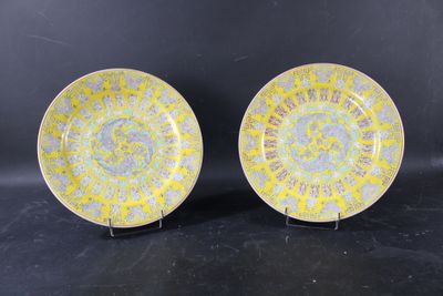 Réunion de deux plats circulaires à décor polychrome figuran…
