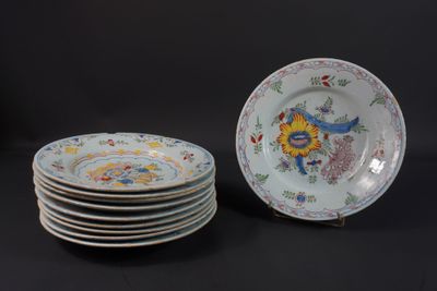 une pile d'assiettes posées sur une table