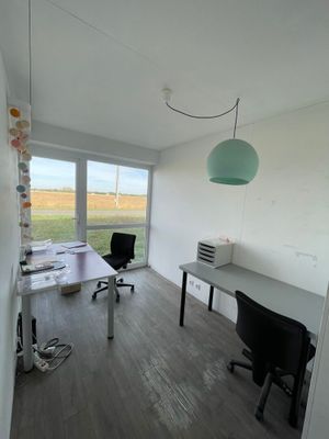 une pièce avec un bureau et une chaise
