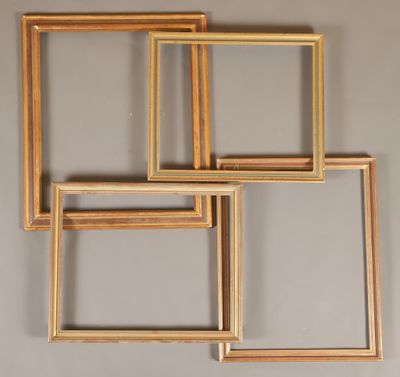 un ensemble de quatre cadres dorés accrochés au mur