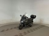 un motocycle garé à l'intérieur d'un bâtiment