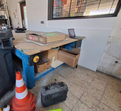 un établi sur lequel est posé un ordinateur portable