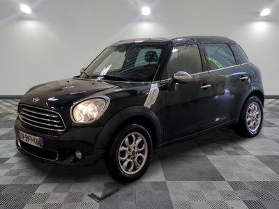 La Mini Countryman est garée sur un sol en dalles à damier