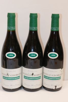 trois bouteilles de vin sont alignées sur une surface blanche