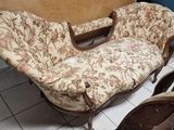 une chaise posée sur le sol d'une pièce