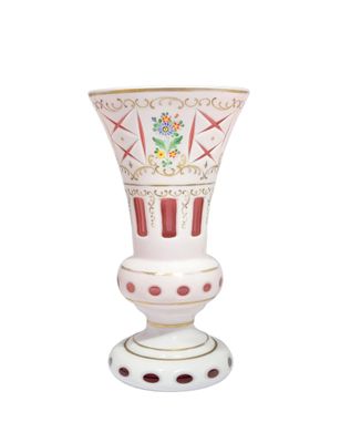 un vase blanc orné d'un motif rouge et doré