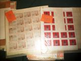 une pile de timbres et de post-it posée sur une table