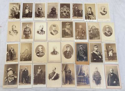 une vieille photo représentant un groupe d'hommes et de femmes en uniforme militaire