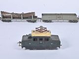 deux petits trains assis côte à côte sur une surface blanche