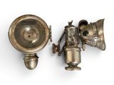 paire de lampes anciennes plaquées argent sur fond blanc