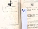 une feuille de papier posée sur un livre ouvert