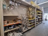 de nombreuses étagères dans le magasin, sur lesquelles sont disposés des articles