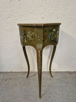une petite table ornée d'un motif floral