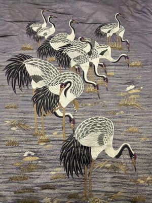 TENTURE en soie mauve, brodé aux fils polychromes de grues a…