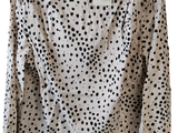 chemise à imprimé léopard avec des taches noires sur fond blanc