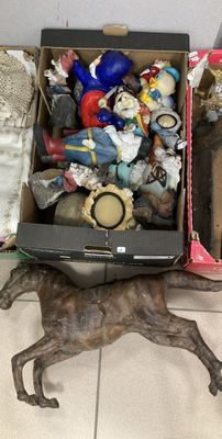 un chien allongé par terre à côté d'une boîte de jouets