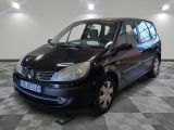 la photo d'une petite voiture noire garée dans un garage