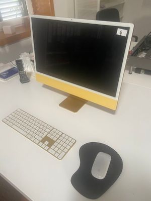 un ordinateur sur un bureau avec un clavier et une souris