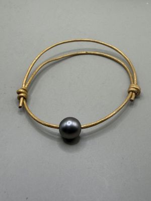 Bracelet lien en cuir doré orné d'une perle de Tahiti de 8,1…