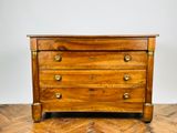 une commode en bois posée sur un parquet