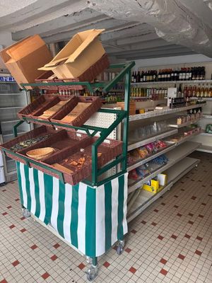 un grand présentoir de produits alimentaires dans un magasin, sur lequel sont posées des boîtes