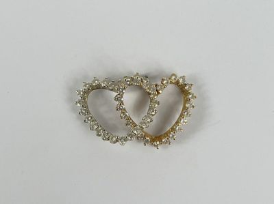 Deux broches en forme de cœur sont représentées sur un fond blanc