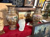 de nombreux vases posés sur une table rouge