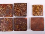 quatre morceaux d'argile rouge et marron ornés de motifs