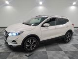 Le SUV Nissan blanc est garé dans une grande pièce.