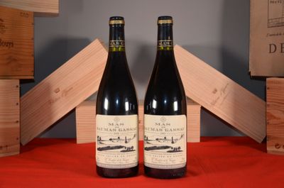 deux bouteilles de vin posées l'une à côté de l'autre sur une table
