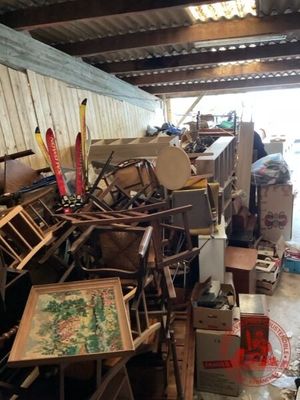 une pièce remplie d'une multitude de vieux meubles et d'autres objets