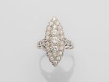 une bague Art déco sertie d'un groupe de diamants