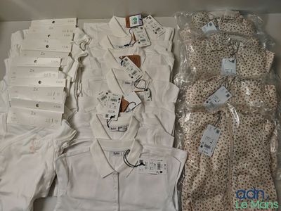 un tas de vêtements posés sur une table