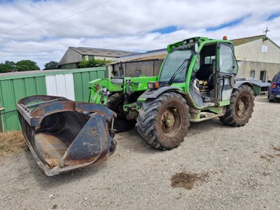 un tracteur garé à côté d'une voiture