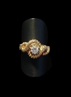 Gros plan sur une bague en or ornée d'un diamant