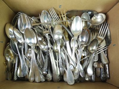un lot de cuillères et fourchettes en argent dans une boîte