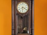 une horloge accrochée au mur d'une pièce