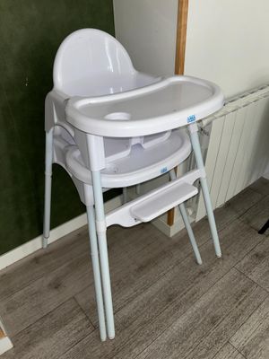 une chaise haute dans un coin de la pièce