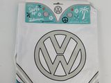 Le logo Volkswagen figure sur le devant d'un t-shirt blanc