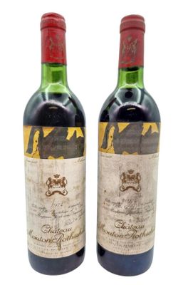 deux bouteilles de vin posées l'une à côté de l'autre sur une surface blanche
