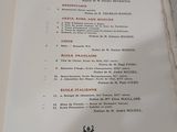 un menu posé sur une table sur laquelle se trouvent des verres