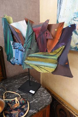 une sculpture représentant un poisson, réalisée en tissu et posée sur un socle