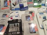 a lot of cell phones that are sitting on a table