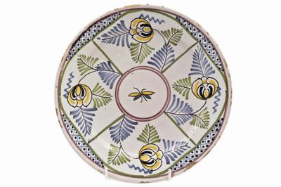 DESVRES - Circa 1800 Assiette en faïence émaillée polychrome…