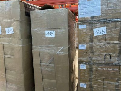 de nombreux cartons empilés les uns sur les autres dans un entrepôt