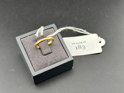 gros plan d'une bague dans une boîte sur une table