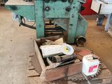 une machine posée sur une table dans une pièce