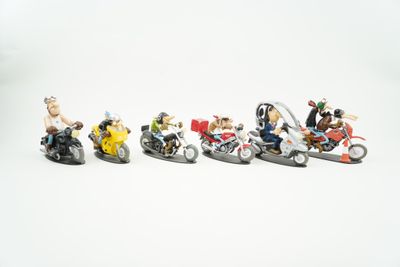 cinq figurines représentant des personnes à moto sur un fond blanc