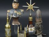 une statue représentant un homme en uniforme militaire à côté d'une bouteille de bière